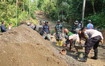 Gotong Royong Lintas Instansi Percepat Pembangunan Jalan TMMD ke-128 di Krangean