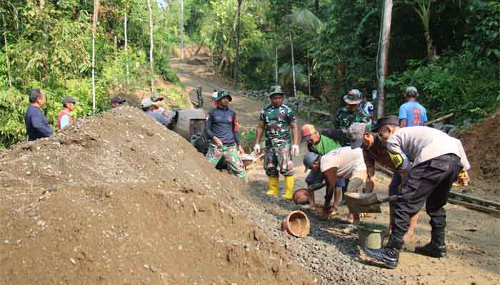 Gotong Royong Lintas Instansi Percepat Pembangunan Jalan TMMD ke-128 di Krangean