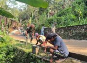 Satgas TMMD ke-128 ikut bergotong royong membersihkan Dusun Batur, Desa Krangean