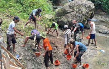 Warga Desa Krangean Gotong Royong Menguatkan Jembatan Garuda TMMD ke-128