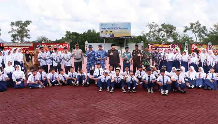 Pemerintah Kabupaten Bintan menggelar upacara peringatan Hari Pendidikan Nasional (Hardiknas) Tahun 2026 di Halaman Kantor Bupati