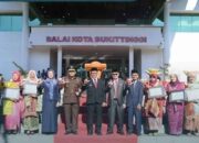 Wako Bukittinggi Serahkan Piagam Penghargaan kepada Guru dan Tenaga Kependidikan Berprestasi