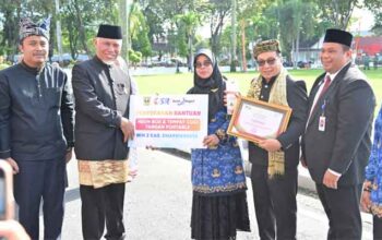 Gubernur Mahyeldi serahkan penghargaan kepada sekolah dan madrasah dengan strata Usaha Kesehatan Sekolah/Madrasah (UKS/M) Paripurna tingkat Provinsi Sumbar Tahun 2026