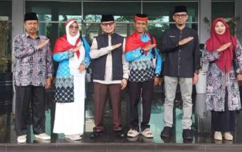 Wawako Ibnu Asis bersama 2 JCH Bukittinggi Kloter 14 yang bertolak ke Embarkasi Padang