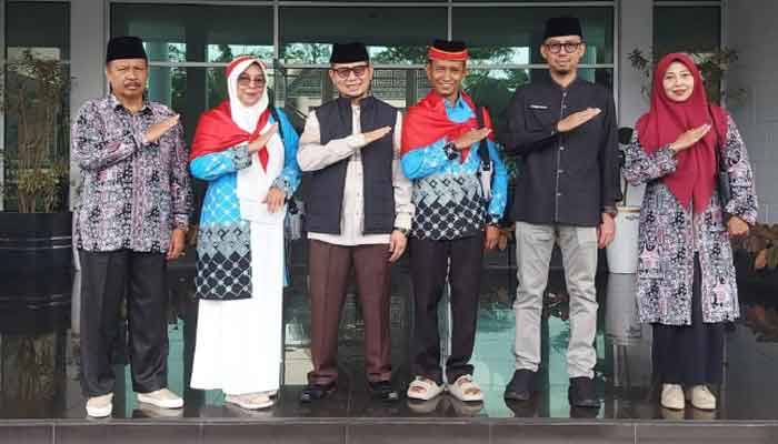 Wawako Ibnu Asis bersama 2 JCH Bukittinggi Kloter 14 yang bertolak ke Embarkasi Padang