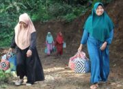 Ibu-Ibu Krangean mengantar makanan untuk Para Pekerja TMMD ke-128