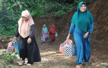 Ibu-Ibu Krangean mengantar makanan untuk Para Pekerja TMMD ke-128