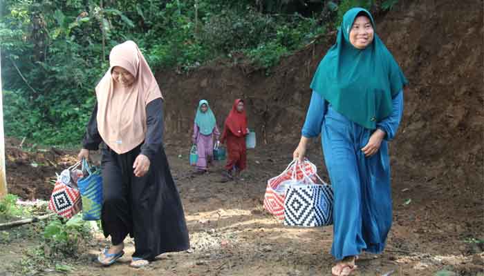 Ibu-Ibu Krangean mengantar makanan untuk Para Pekerja TMMD ke-128