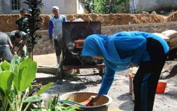 Ibu Rumah Tangga turun tangan bangun Jalan Desa TMMD ke-128