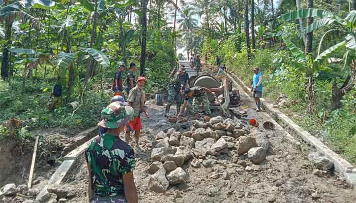 Pembangunan Jalan Penghubung Menuju Jembatan Garuda TMMD ke-128 di Desa Krangean