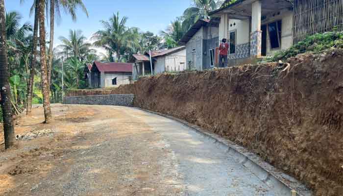 Pembangunan jalan dalam TMMD ke-128 di Dusun Batur, Desa Krangean, Kecamatan Kertanegara, Kabupaten Purbalingga, Jawa Tengah