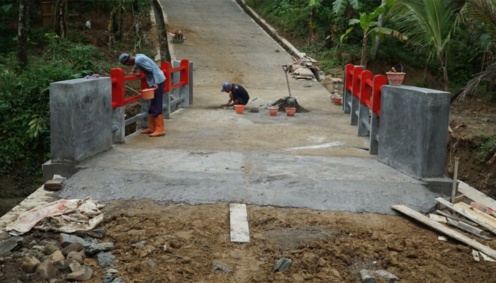 Sentuhan Merah Putih Warnai Jembatan Garuda TMMD ke-128 di Desa Krangean 1 Sentuhan Merah Putih Warnai Jembatan Garuda TMMD ke-128 di Desa Krangean