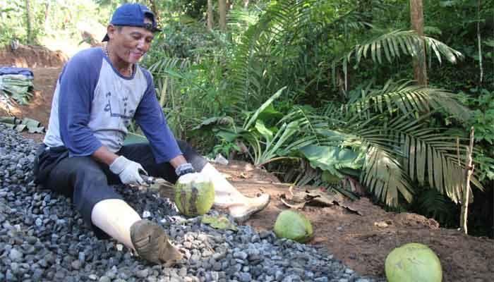 Kelapa Muda Jaga Semangat Satgas TMMD ke-128 di Krangean