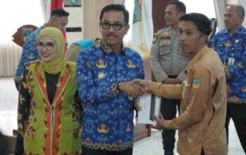 Bupati Solok Selatan H. Khairunas dalam Rapat Koordinasi Verifikasi dan Validasi Data di Aula Sarantau Sasurambi Kantor Bupati