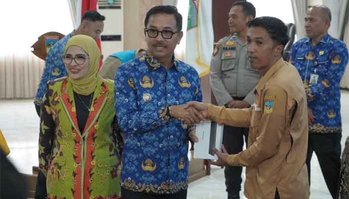 Bupati Solok Selatan H. Khairunas dalam Rapat Koordinasi Verifikasi dan Validasi Data di Aula Sarantau Sasurambi Kantor Bupati