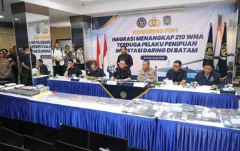 Kapolda Kepri, Irjen Pol. Asep Safrudin, hadiri konferensi pers pengungkapan dugaan tindak pidana penipuan investasi daring (online scam trading) yang melibatkan 210 Warga Negara Asing (WNA) di Kantor Imigrasi Kelas I Khusus TPI Batam