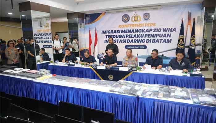 Kapolda Kepri, Irjen Pol. Asep Safrudin, hadiri konferensi pers pengungkapan dugaan tindak pidana penipuan investasi daring (online scam trading) yang melibatkan 210 Warga Negara Asing (WNA) di Kantor Imigrasi Kelas I Khusus TPI Batam