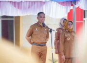 Sekda Medison diperkenalkan Wakil Bupati Dharmasraya, Leli Arni pada apel gabungan di hadapan para ASN di Pulau Punjung
