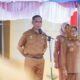 Sekda Medison diperkenalkan Wakil Bupati Dharmasraya, Leli Arni pada apel gabungan di hadapan para ASN di Pulau Punjung