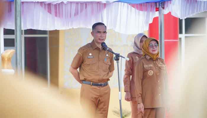 Sekda Medison diperkenalkan Wakil Bupati Dharmasraya, Leli Arni pada apel gabungan di hadapan para ASN di Pulau Punjung