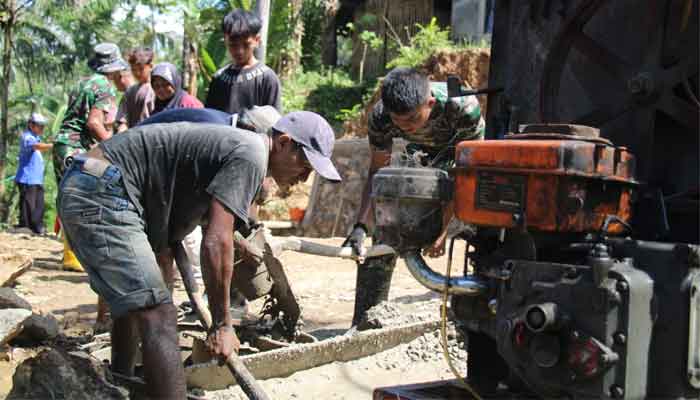 Molen Jadi Andalan Percepatan Pembangunan Jalan TMMD ke-128 di Desa Krangean