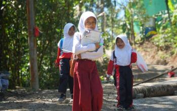 Jalan Baru TMMD ke-128 Hadirkan Senyum Anak-anak Desa Krangean