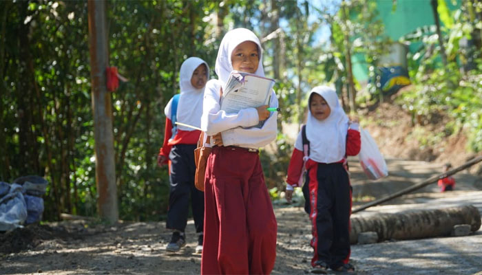 Jalan Baru TMMD ke-128 Hadirkan Senyum Anak-anak Desa Krangean 1 Jalan Baru TMMD ke-128 Hadirkan Senyum Anak-anak Desa Krangean