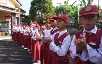 Murid SDN 1 Krangean: Pak Tentara Datang, Jalan Kami Jadi Bagus! 4 Murid SDN 1 Krangean sambut kedatangan Tim Wasev TMMD Rguler ke-128 dari Sterad
