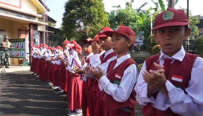 Murid SDN 1 Krangean sambut kedatangan Tim Wasev TMMD Rguler ke-128 dari Sterad
