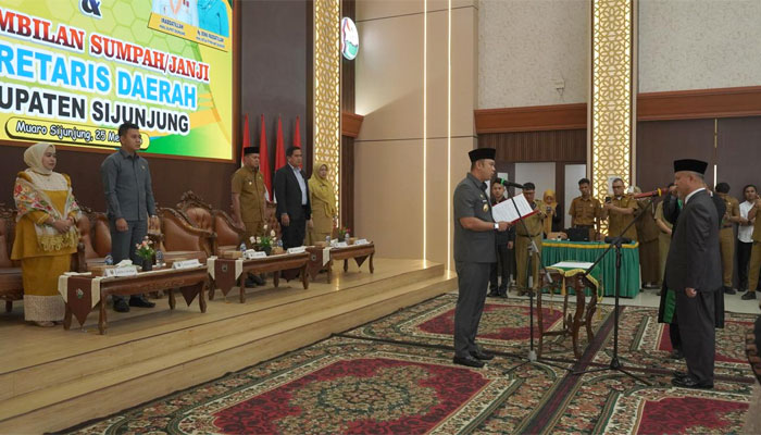 Jaheri Resmi Menjadi Sekretaris Daerah Kabupaten Sijunjung Definitif 1 Bupati Sijunjung, Benny Dwifa Yuswir Sutan Gumilang resmi melantik Jaheri sebagai Sekretaris Daerah (Sekda) Kabupaten Sijunjung definitif.