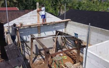 Satgas TMMD ke-128 sedang memasang kuda-kuda RTLH