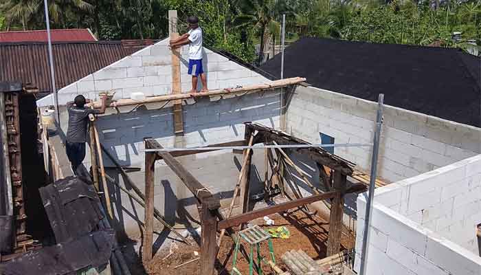 Satgas TMMD ke-128 sedang memasang kuda-kuda RTLH