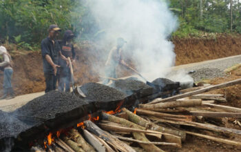 Kayu Sisa Pembangunan Dimanfaatkan untuk Pengaspalan Jalan TMMD ke-128 di Desa Krangean