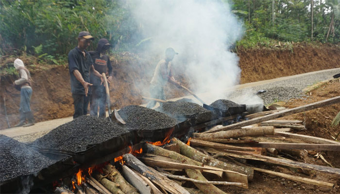 Kayu Sisa Pembangunan Dimanfaatkan untuk Pengaspalan Jalan TMMD ke-128 di Desa Krangean