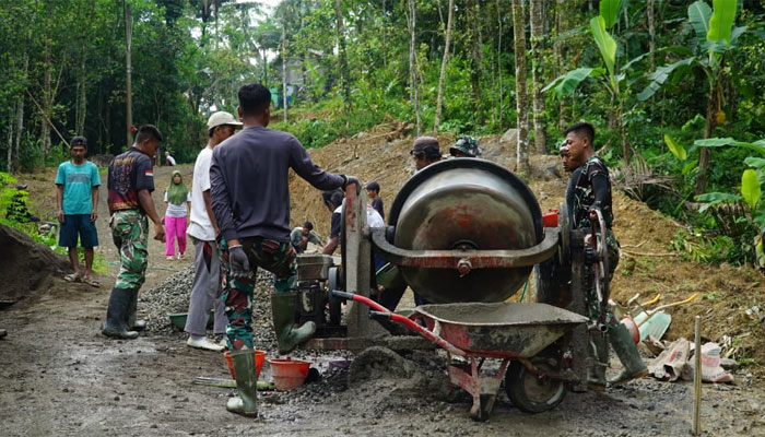 Pembangunan sasaran fisik TMMD ke-128 di Desa Krangean
