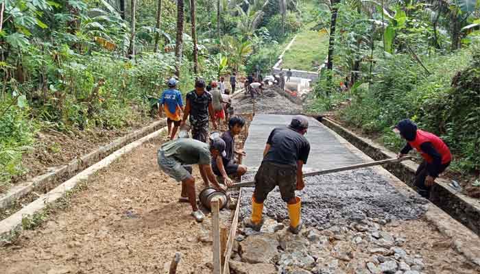 Pembangunan jalan menuju Jembatan Garuda TMMD ke-128