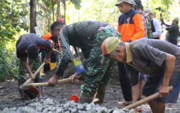 Lintas Seragam dalam pembangunan TMMD ke-128 di Krangean