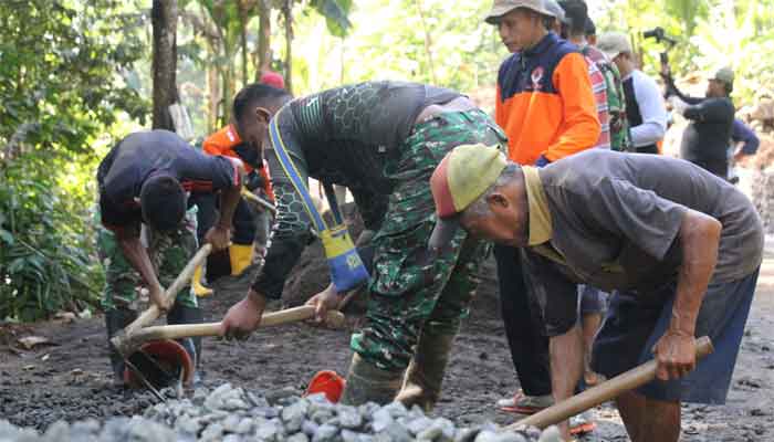 Lintas Seragam dalam pembangunan TMMD ke-128 di Krangean