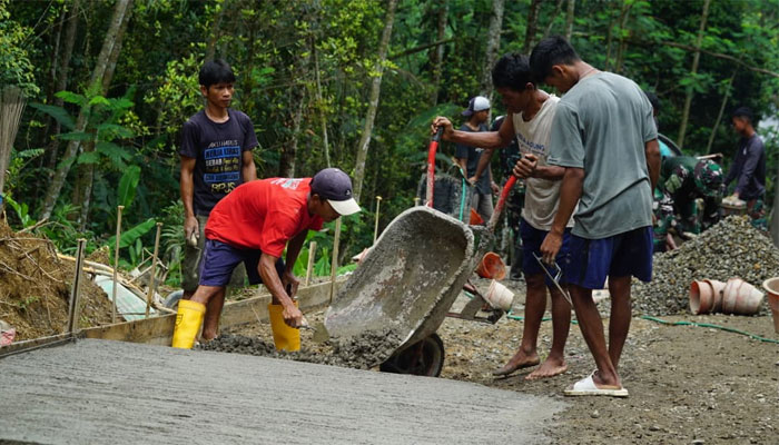 Satgas TMMD ke-128 bersama Warga Kebut Pembangunan Infrastruktur