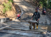 Dari Kayu Menjadi Jembatan Kokoh, Akses Warga Krangean Kini Lebih Aman Lewat TMMD ke-128