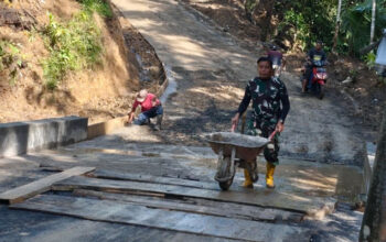Dari Kayu Menjadi Jembatan Kokoh, Akses Warga Krangean Kini Lebih Aman Lewat TMMD ke-128