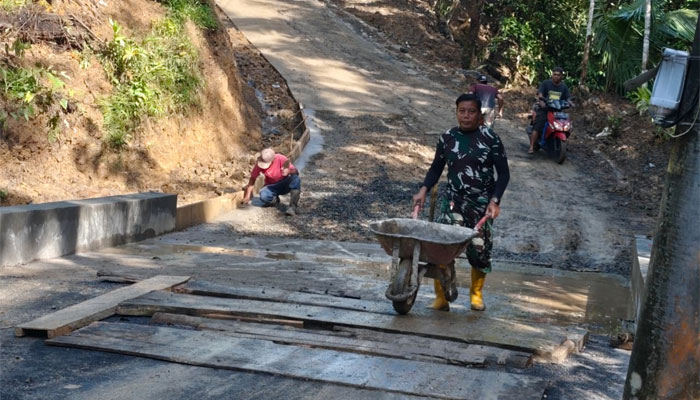 Dari Kayu Menjadi Jembatan Kokoh, Akses Warga Krangean Kini Lebih Aman Lewat TMMD ke-128 1 Satgas TMMD ke-128 sedang membangun jembatan plat beton di Desa Krangean