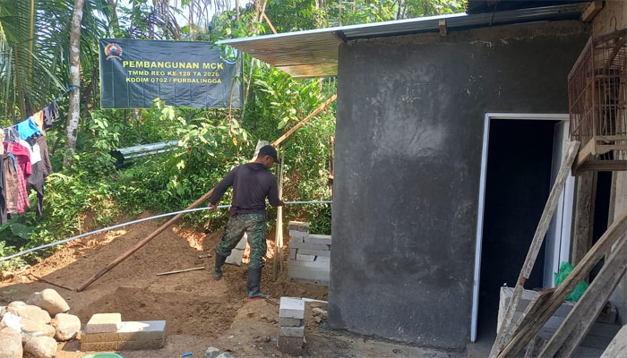 Satgas TMMD ke-128 membangun MCK Milik Kasno di Desa Krangean