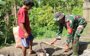 Satgas TMMD ke-128, Babinsa Krangean, Serma Jarwono dalam pembangunan RTLH milik Slamet di Desa Krangean