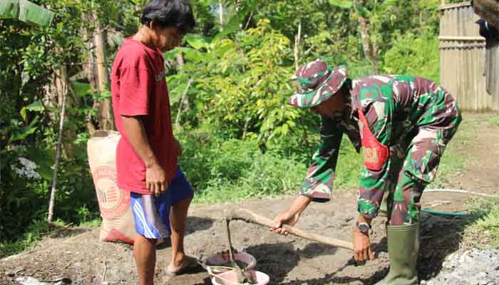Satgas TMMD ke-128, Babinsa Krangean, Serma Jarwono dalam pembangunan RTLH milik Slamet di Desa Krangean