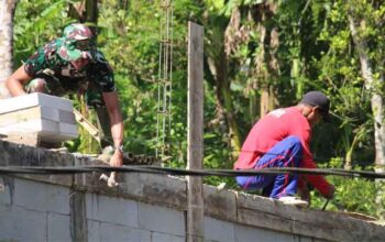 Satgas bersama warga bergotong royong membangun rumah Misdi dalam TMMD ke-128 di Desa Krangean