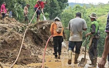 Sinkhole Muncul dan 600 KK Terisolasi, Pemkab 50 Kota Bersihkan Material Longsor di Nagari Situjuah Ladang Laweh