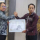 Kepala KPPN Sijunjung, Anton Widodo serahkan piagam penghargaan kepada Kepala Dinas Sosial Pemberdayaan Masyarakat Desa Perempuan dan Perlindungan Anak Kota Sawahlunto, Adriyusman, ata pencapaian penyaluran Dana Desa tercepat pertama tahun 2026