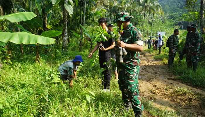 Penanaman pohon dalam TMMD ke-128 di Desa Krangean