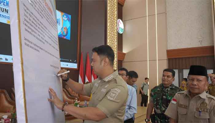 Bupati Sijunjung, Benny Dwifa Yuswir tandatangani Pakta Integritas SPMB
